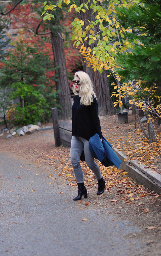 easy-fall-style_grey-jeans-black-sweater-teal-coat