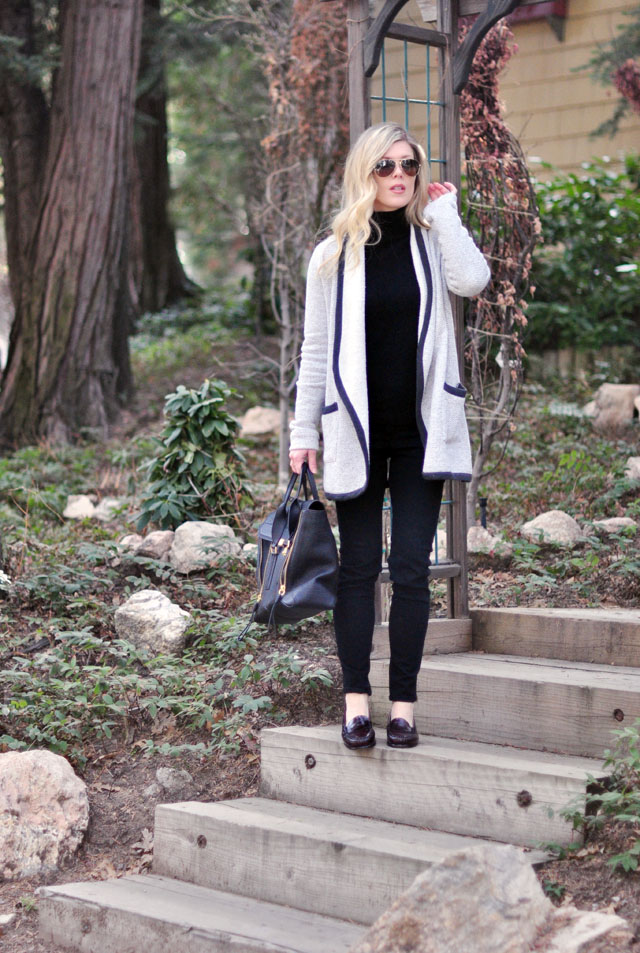 easy style-black jeans-black turtleneck-loafers