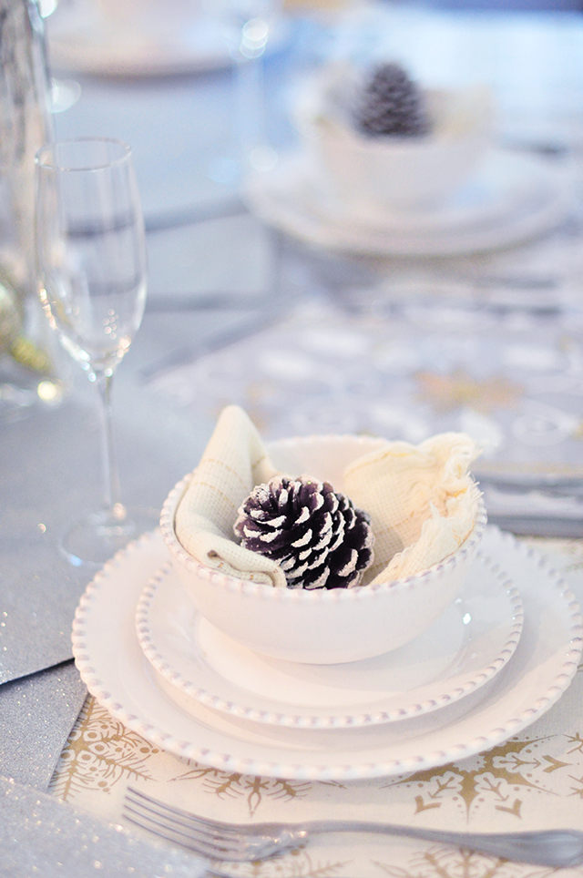 glitter and gold pinecone tablescape