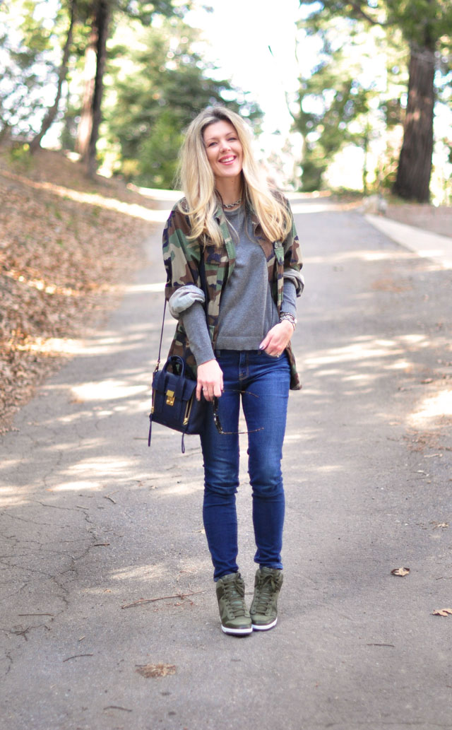 jeans-camo jacket- nike wedges-pashli bag