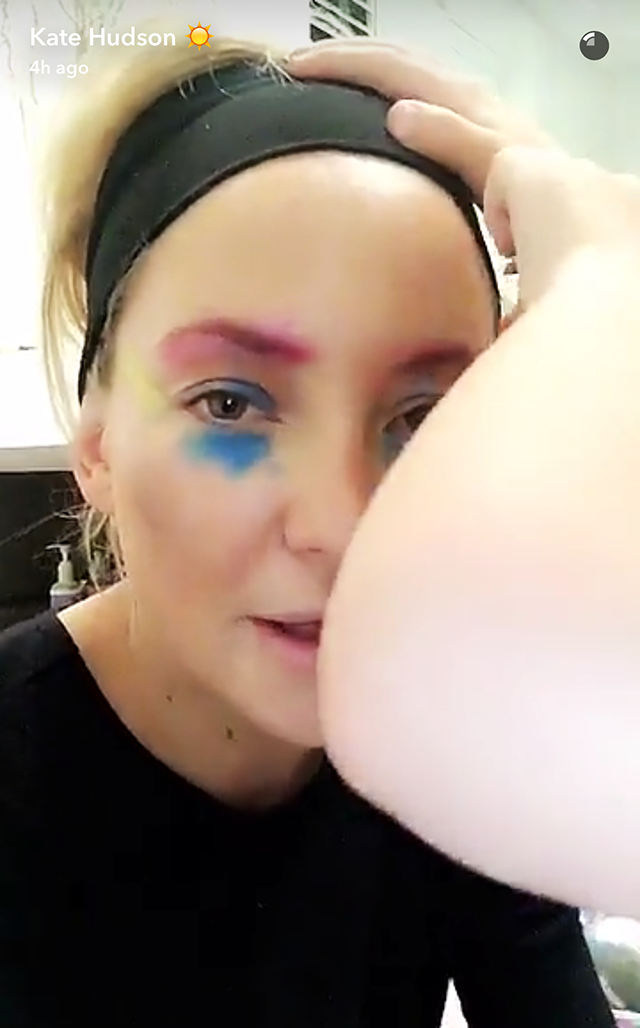 kate hudsons kid does her makeup 1