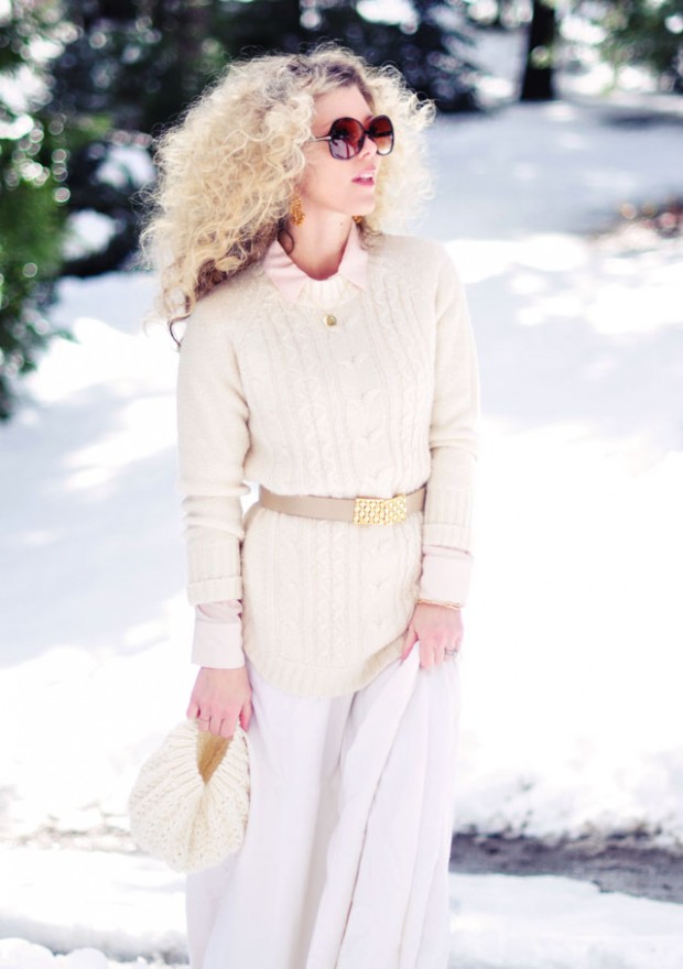 light+neutral+outfit+-++gold+accessories-blonde+afro-big+hair