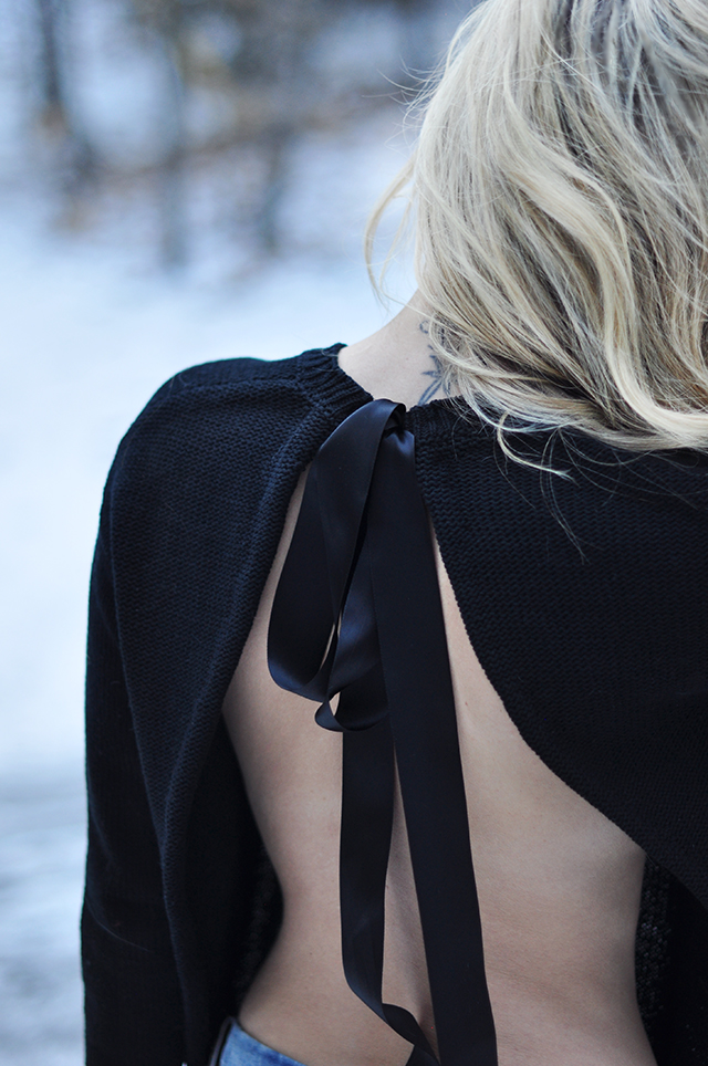 open-back-sweater-with-satin-bow