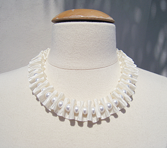 pearl ribbon accordion necklace