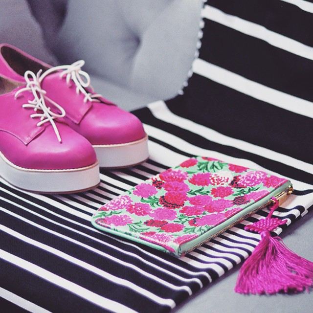 pink shoes_striped dress_marc jacobs pouch clutch