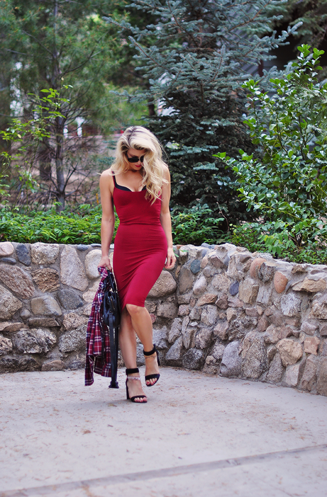 red body con dress+big blonde waves