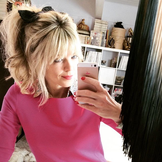 selfie_blonde ponytail with bangs