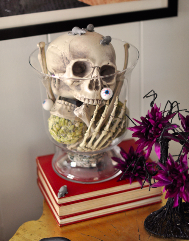 skull-in-a-vase-halloween-decor-ideas