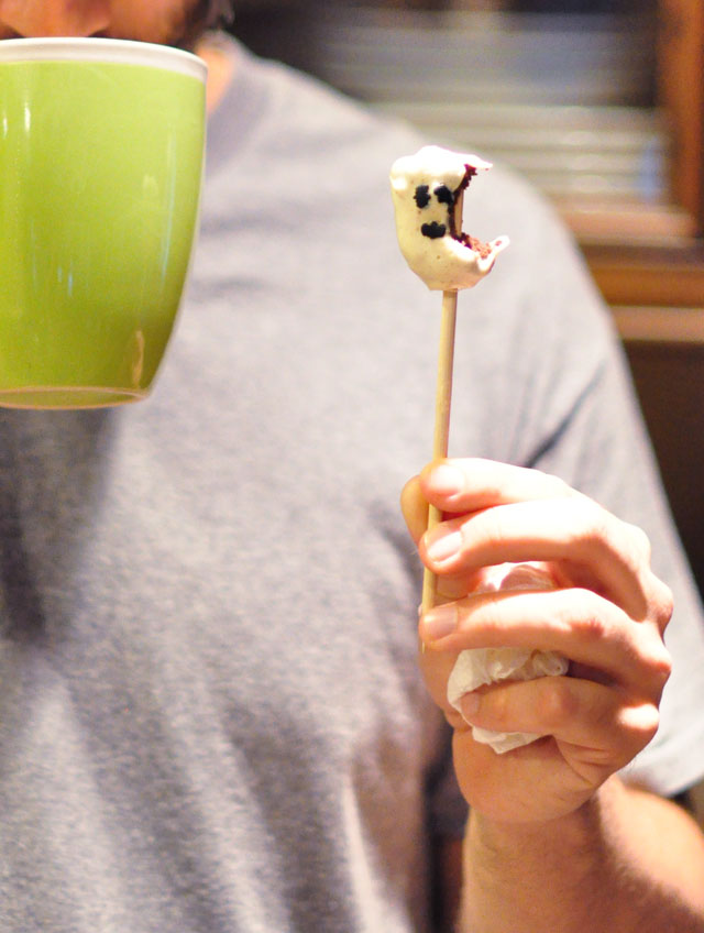 spooky ghost cake pop