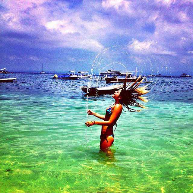 summer-hair-flipping-hair-in-water1