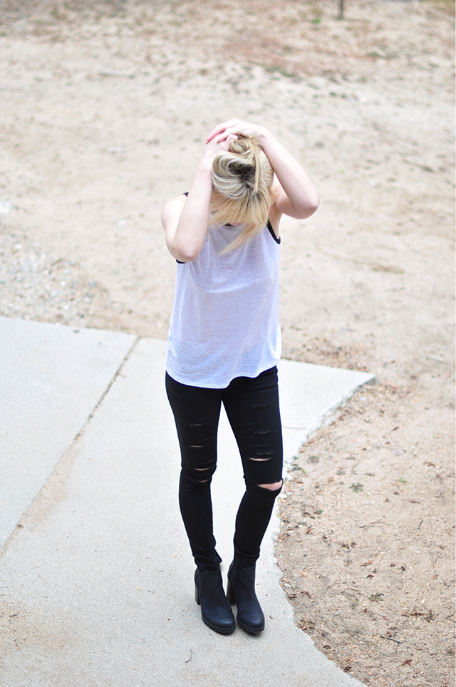 white tank_black ripped skinny jeans